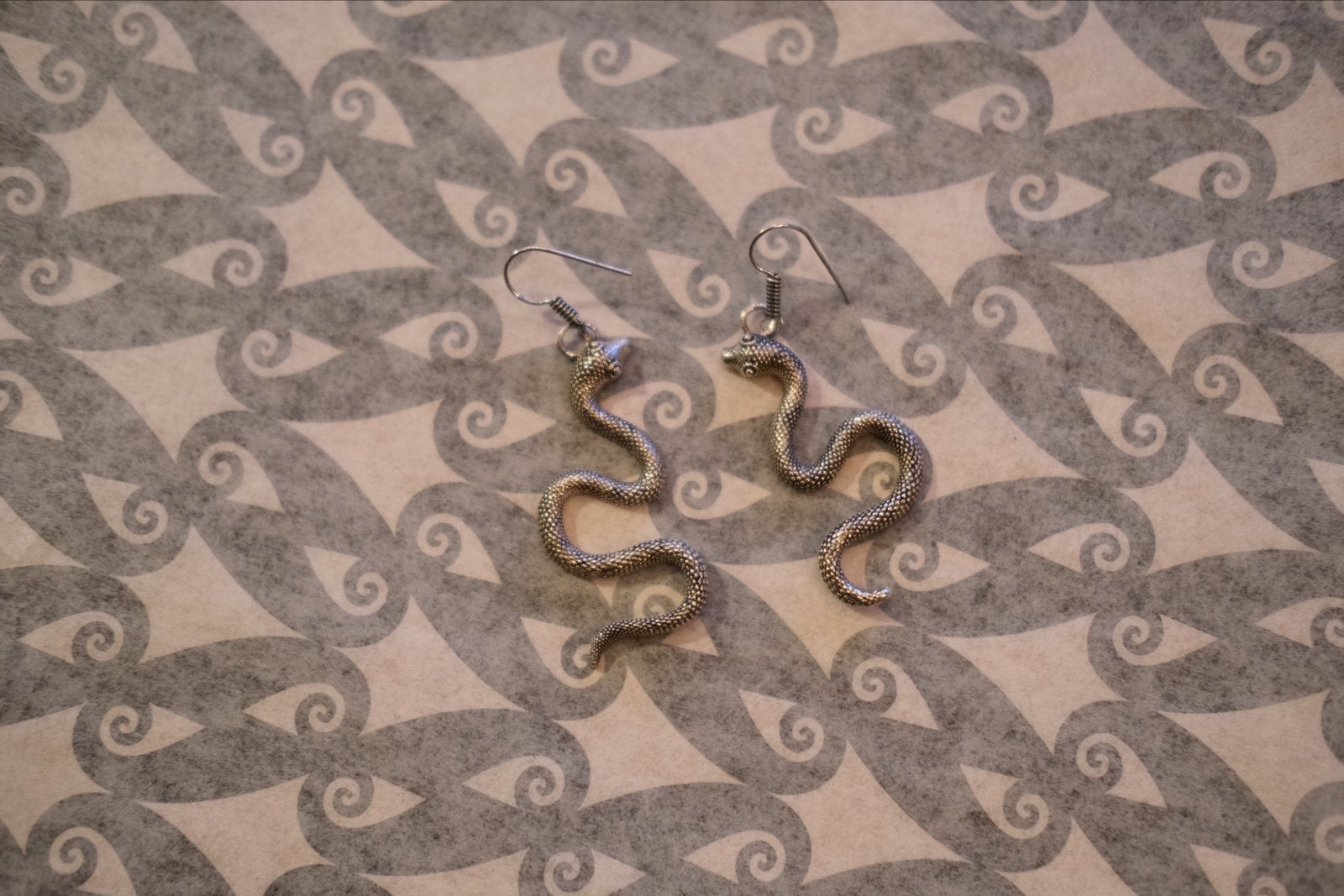 Unieke IJzeren Slangen Oorbellen - 42x19mm, Overige materialen, Ophalen of Verzenden, Zilver, Hangers