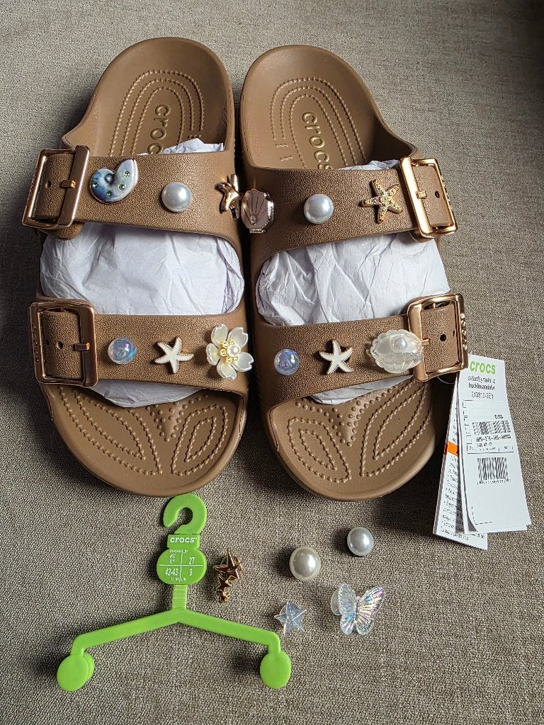 Crocs Metallic Buckle Saturday Sandal, Bruin, Instappers, Nieuw, Ophalen of Verzenden