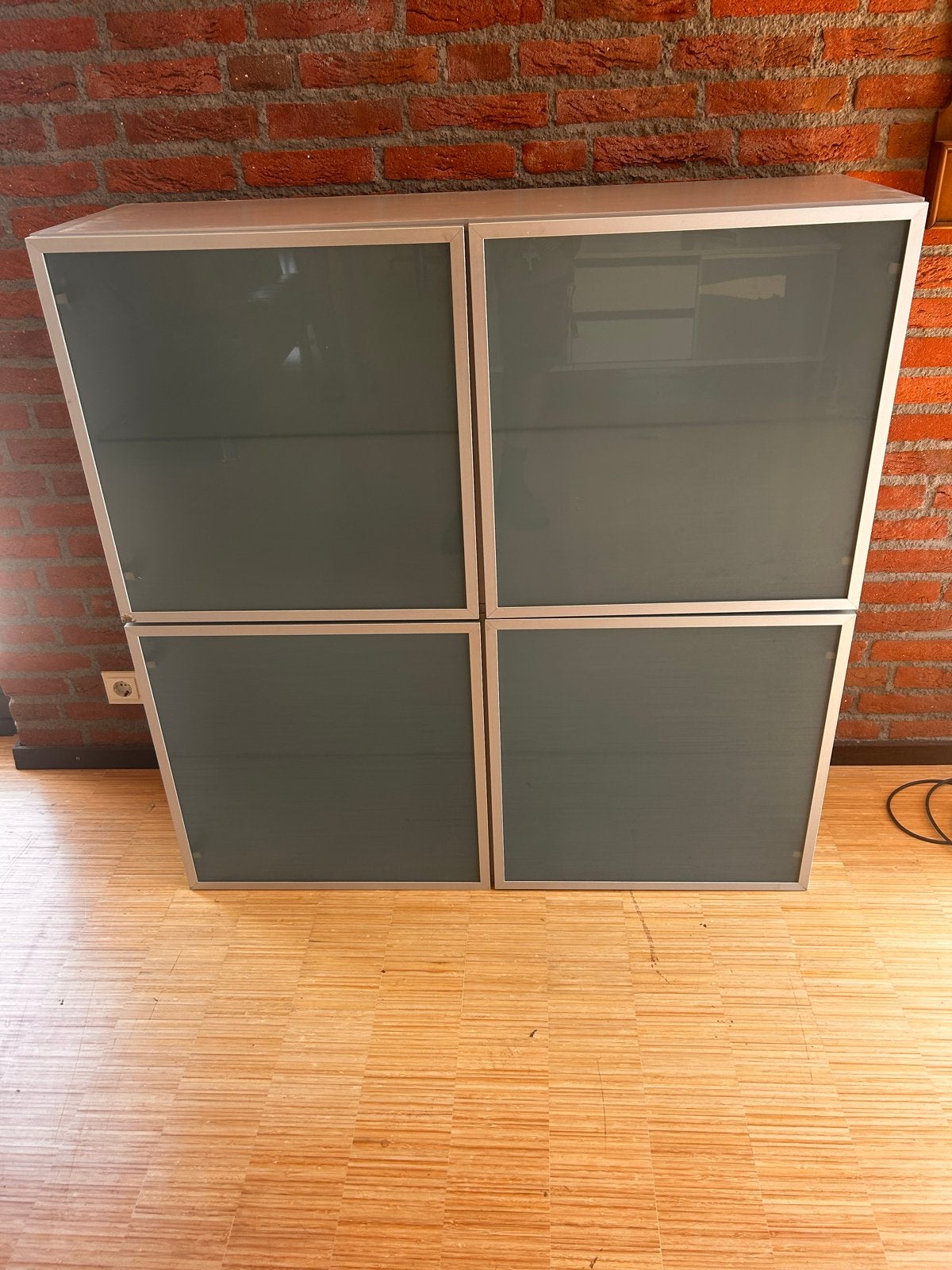 Twee IKEA hangkasten met metalen deuren en glas, Ophalen, Gebruikt