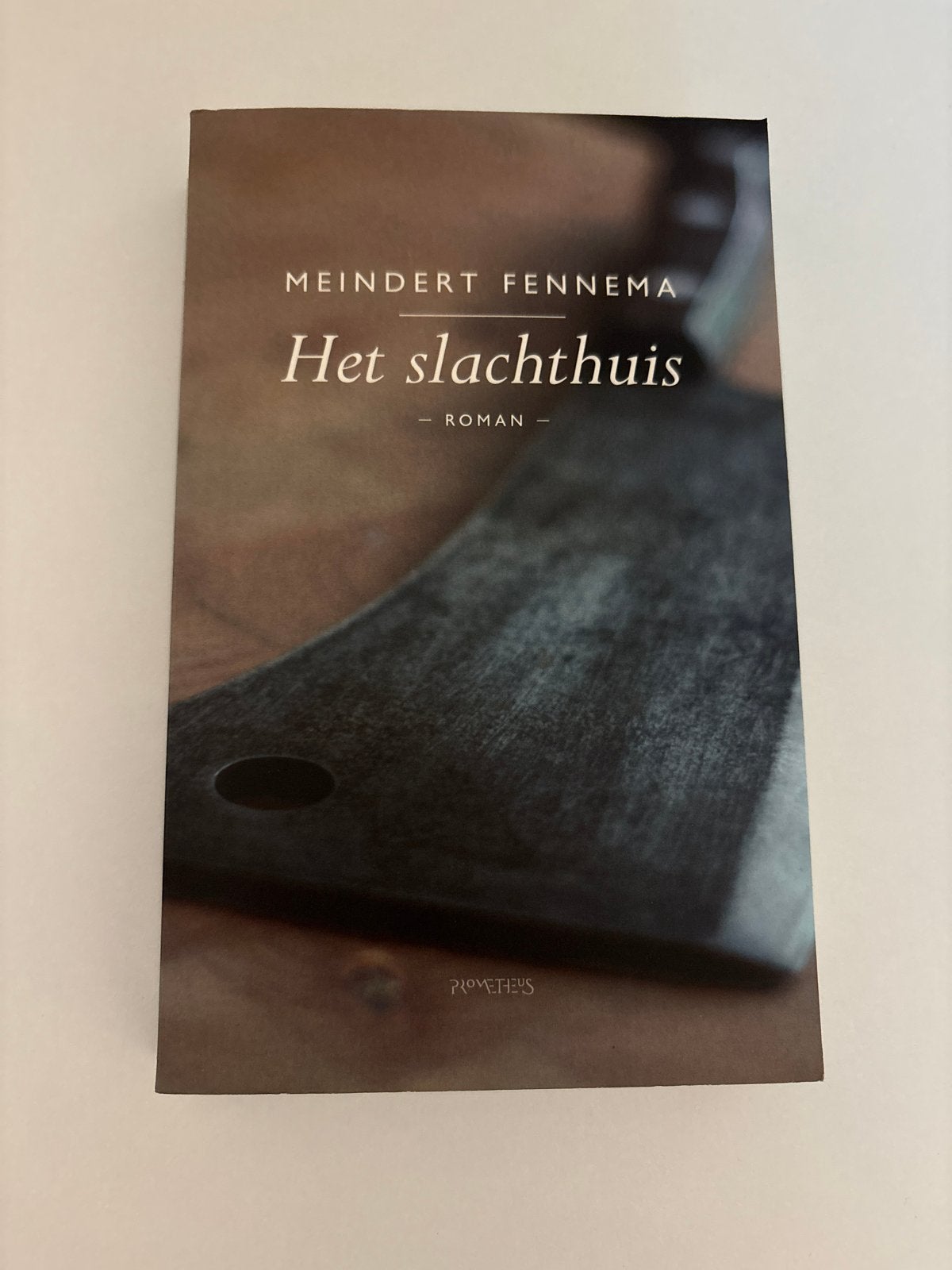 Het Slachthuis - Roman van Meindert Fennema, Boeken, Verzenden, Zo goed als nieuw, Nederland