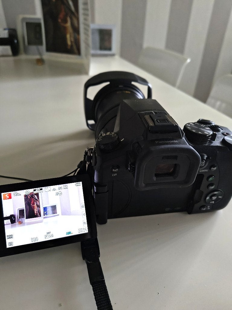 Panasonic DMC FZ2000 met garantie, zeer weinig clicks 443!, Panasonic, Nieuw, Ophalen of Verzenden, Ingebouwde flitser