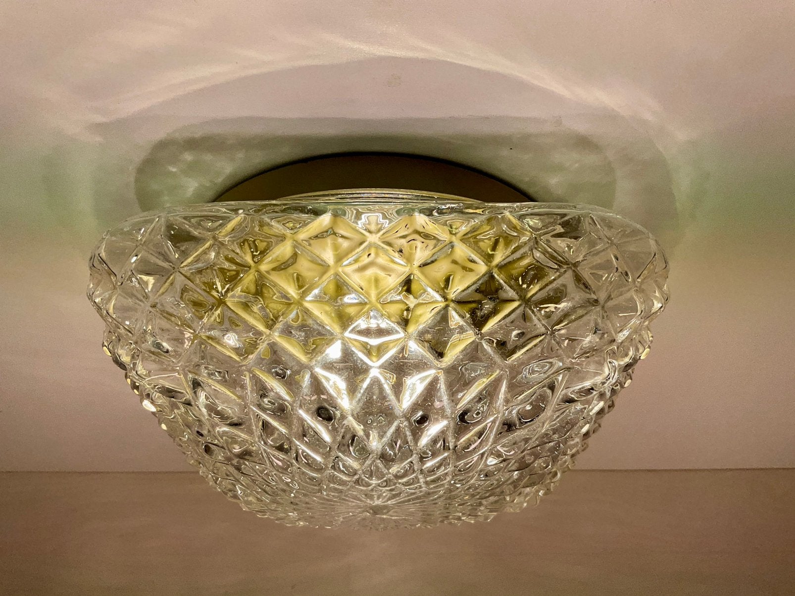 Plafondlamp reliëf glas met messing voet ca 20 cm, Gebruikt, Glas, Plafondlamp, E27 (groot)