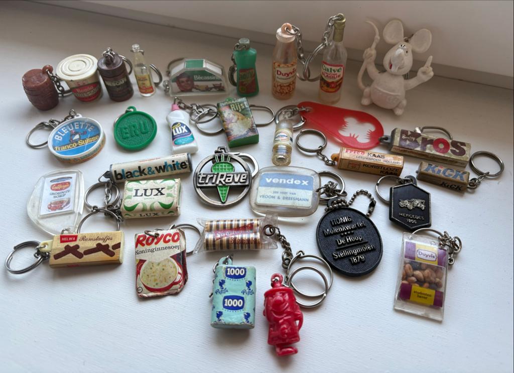 Vintage sleutelhangers Reclame en verzamelobjecten 30 stuks, Verzamelen, Verzenden, Gebruikt