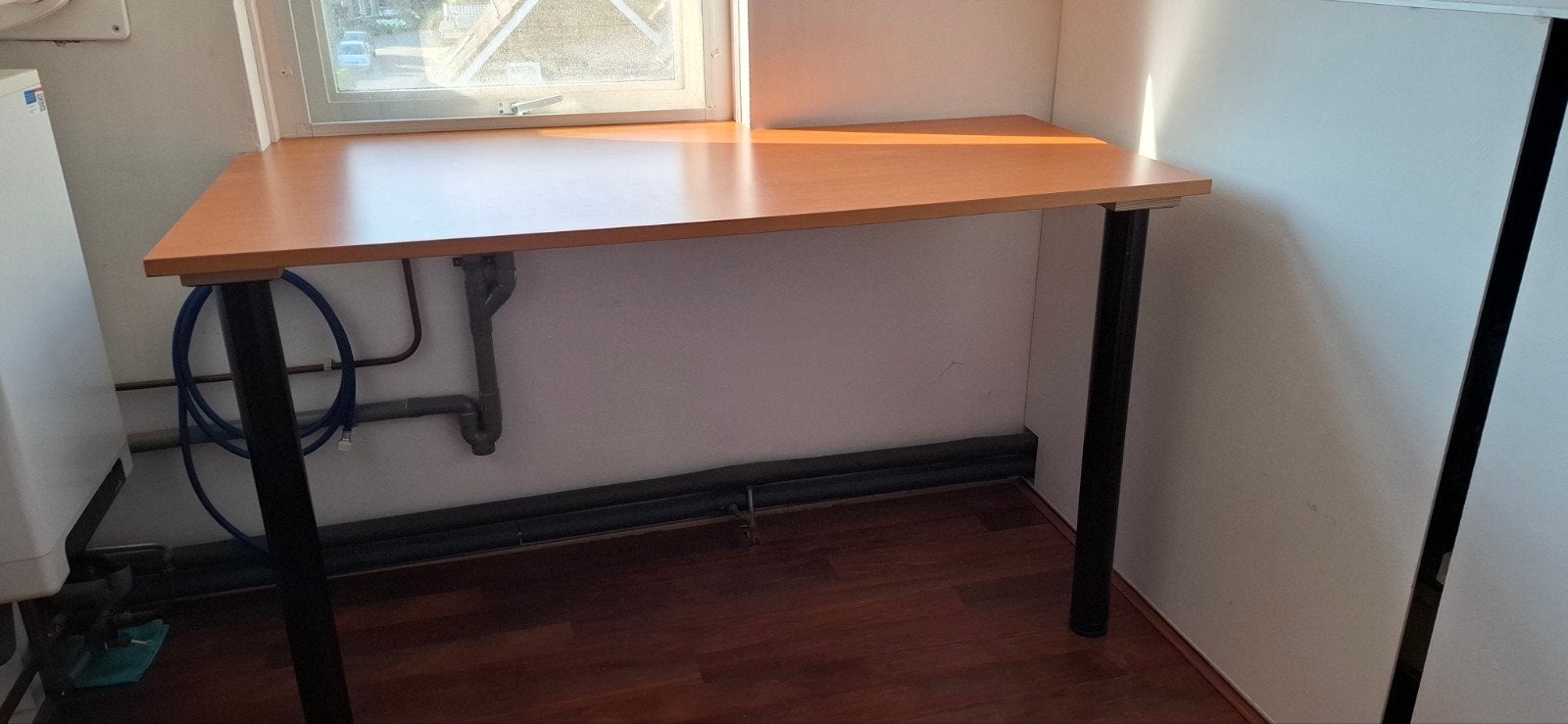 Houten  tafel/bureaublad met 2 metalen poten., Huis en Inrichting, Tafelonderdelen, Ophalen, Gebruikt, 50 tot 100 cm, Tafelblad