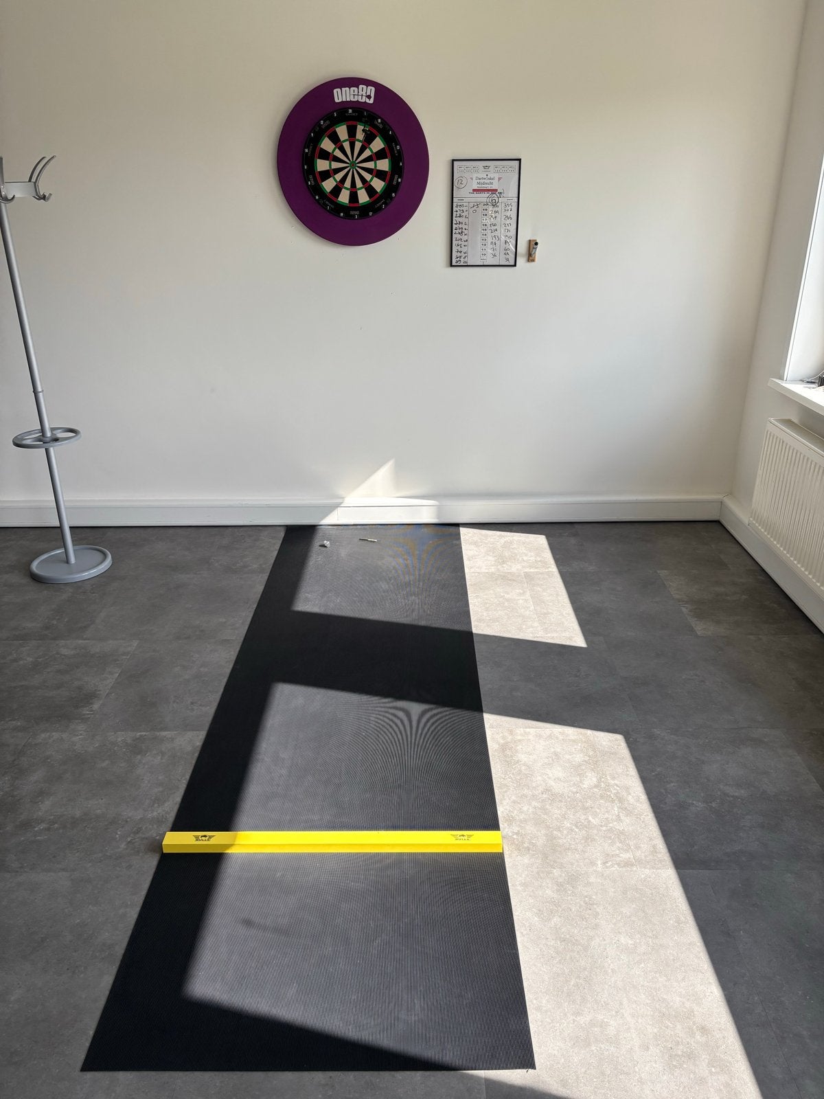 Dartbord set: bord, mat, bescherming & scorebordje, Ophalen, Zo goed als nieuw, Dartbord
