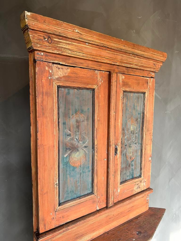 "HENDRICKX " Zweedse Hoekkast ., Antiek en Kunst, Ophalen of Verzenden