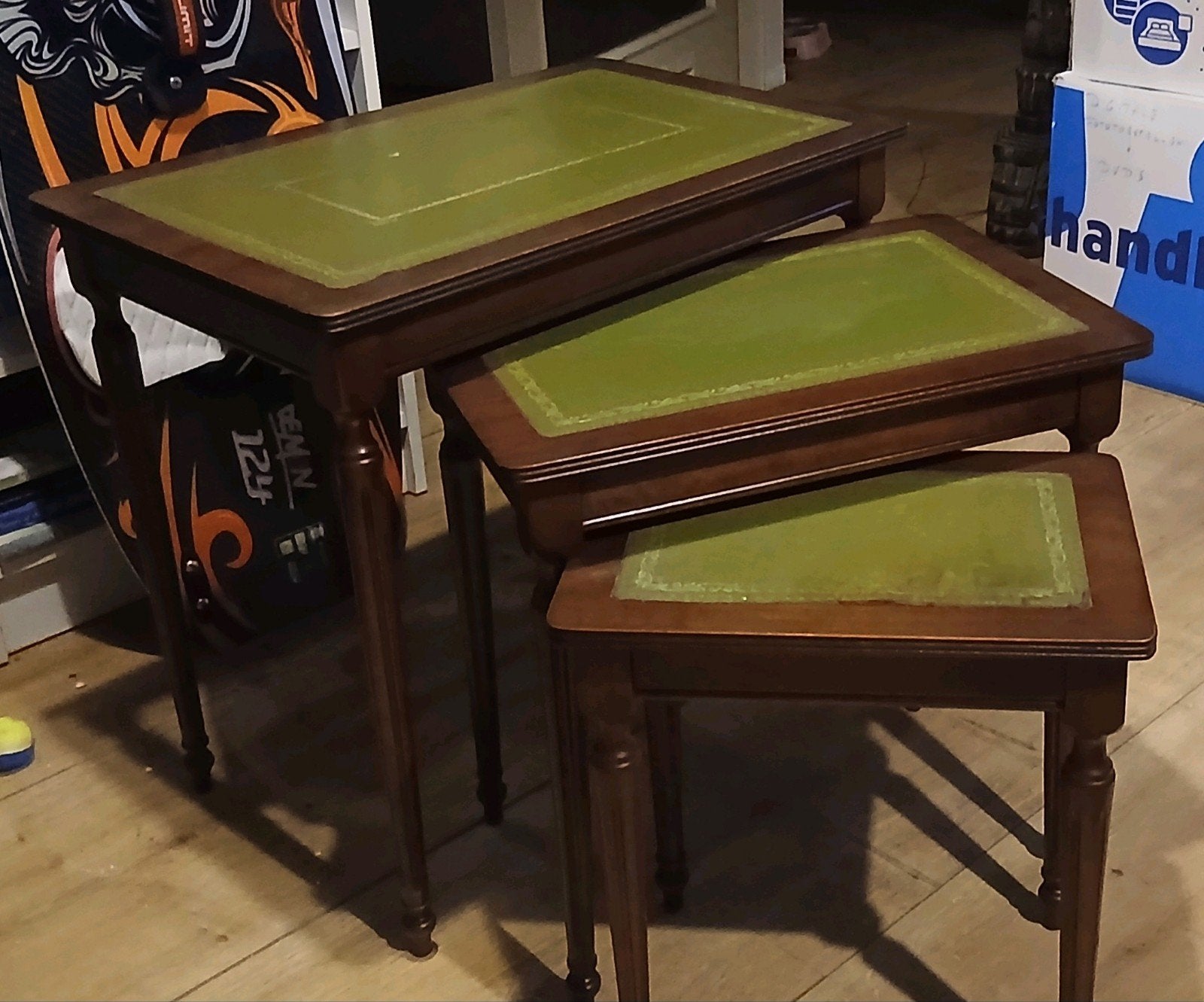 Set van 3  tafeltjes, met groen leer ingelegd blad met goud, Gebruikt, 55 tot 75 cm, Klassiek, Vintage, Rechthoekig