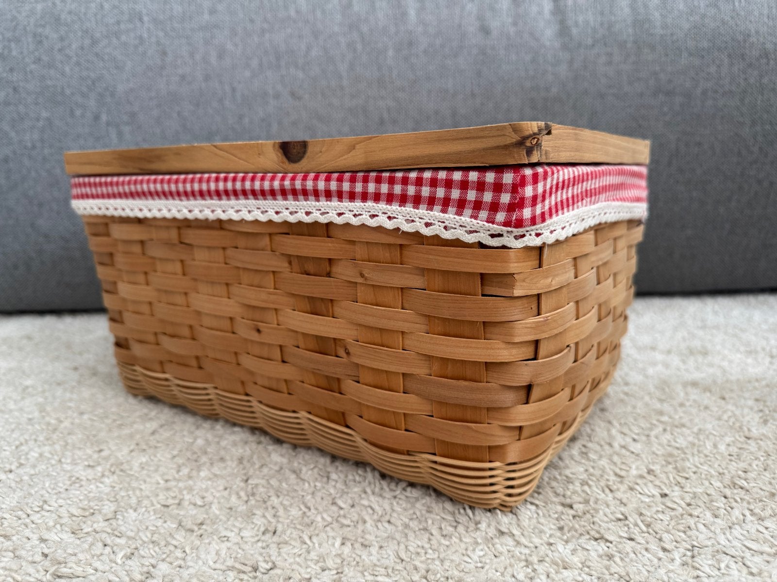 Decoratieve rieten mand met deksel en inzet, Hobby en Vrije tijd, Picknickmanden, Ophalen, Zo goed als nieuw, Zonder inhoud