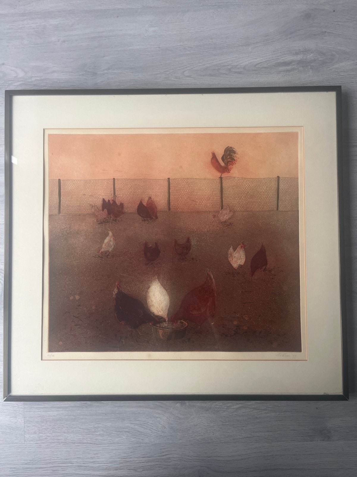 Kleurrijke haan en kippen - Gesigneerde print '77, Antiek en Kunst, Gedateerd, Realistisch, Dieren, Ophalen of Verzenden