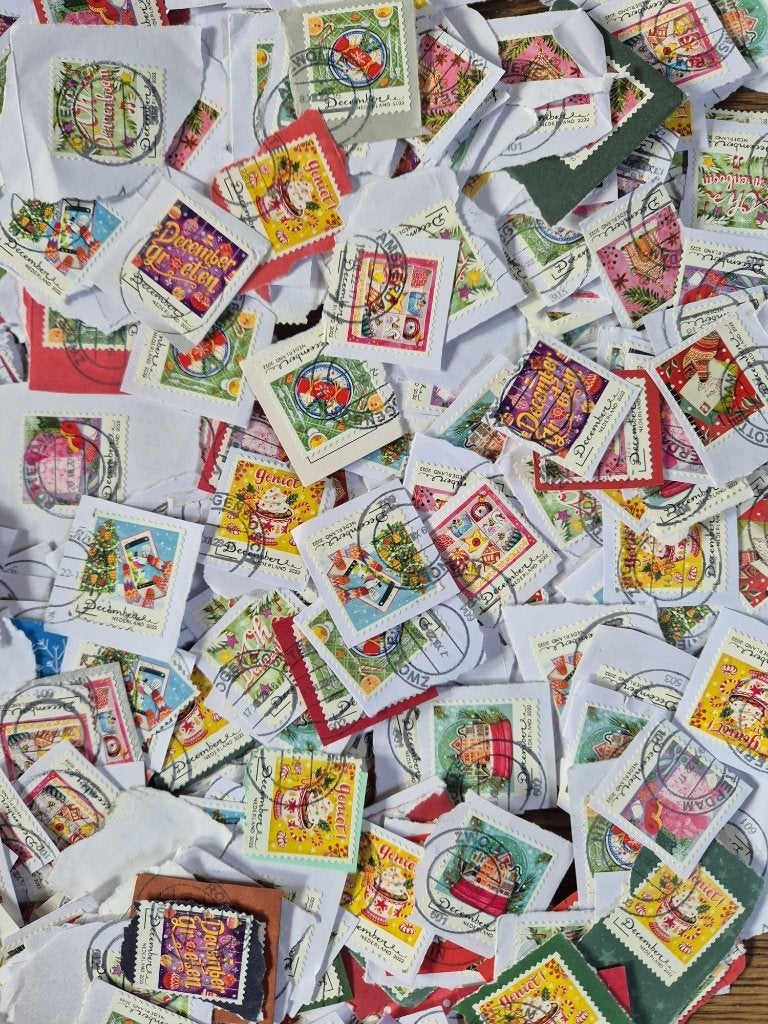 Kilowaar 700 gram kerstzegels - decemberzegels 2022, Postzegels en Munten, Verzenden, Na 1940, Gestempeld