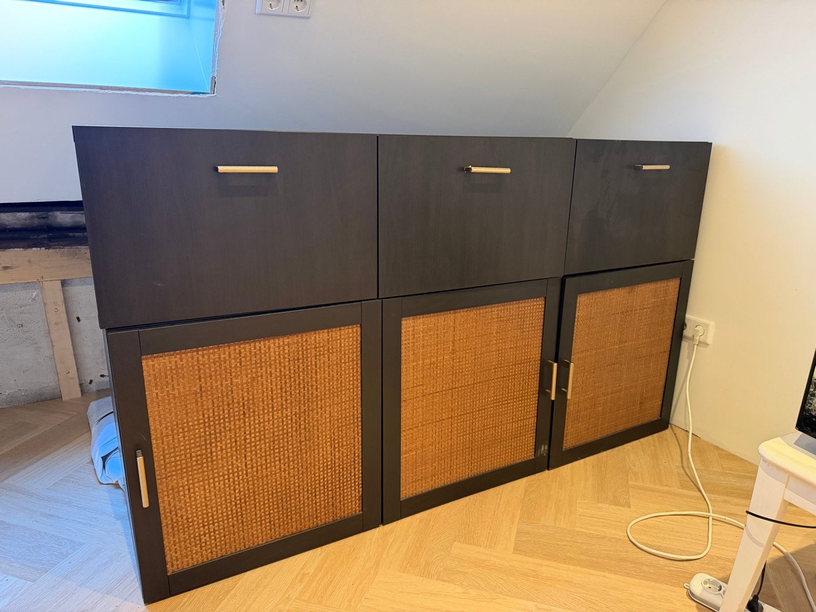 Zwarte IKEA KAST met rotan deuren en lades, Ophalen, Gebruikt, 100 tot 150 cm, 150 tot 200 cm
