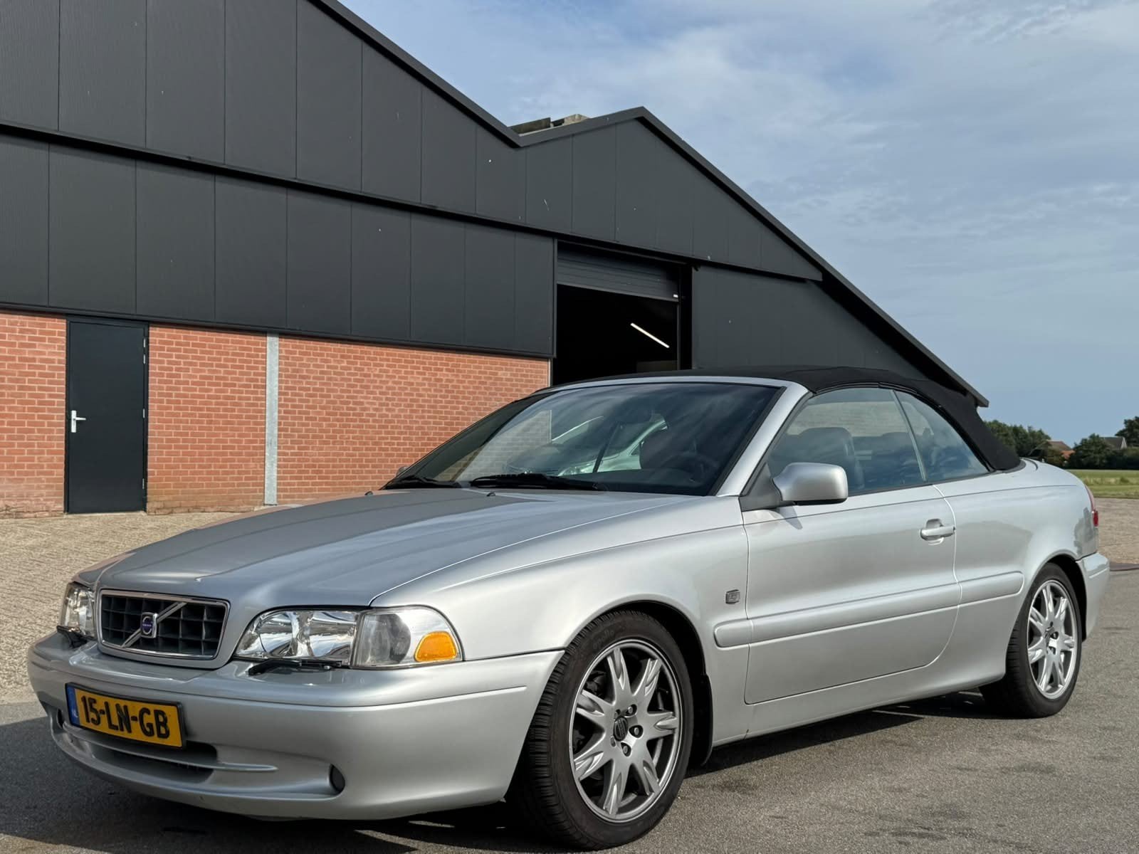 Volvo C70 2.3 T-5 Cabrio AUT 2003 Grijs, Auto's, C70, Zwart, Cabriolet, 4 stoelen