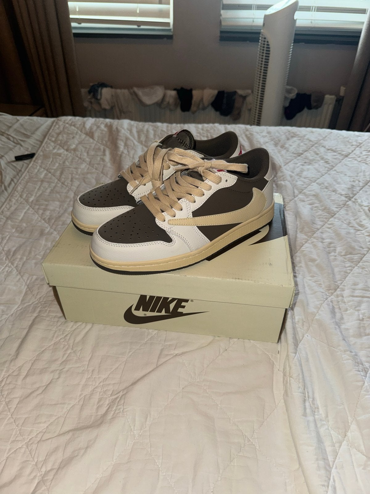 Travis Scott Reverse Mocha Jordan 1 Low - Maat 42, Kleding | Heren, Schoenen, Ophalen of Verzenden, Nieuw, Bruin, Sneakers of Gympen
