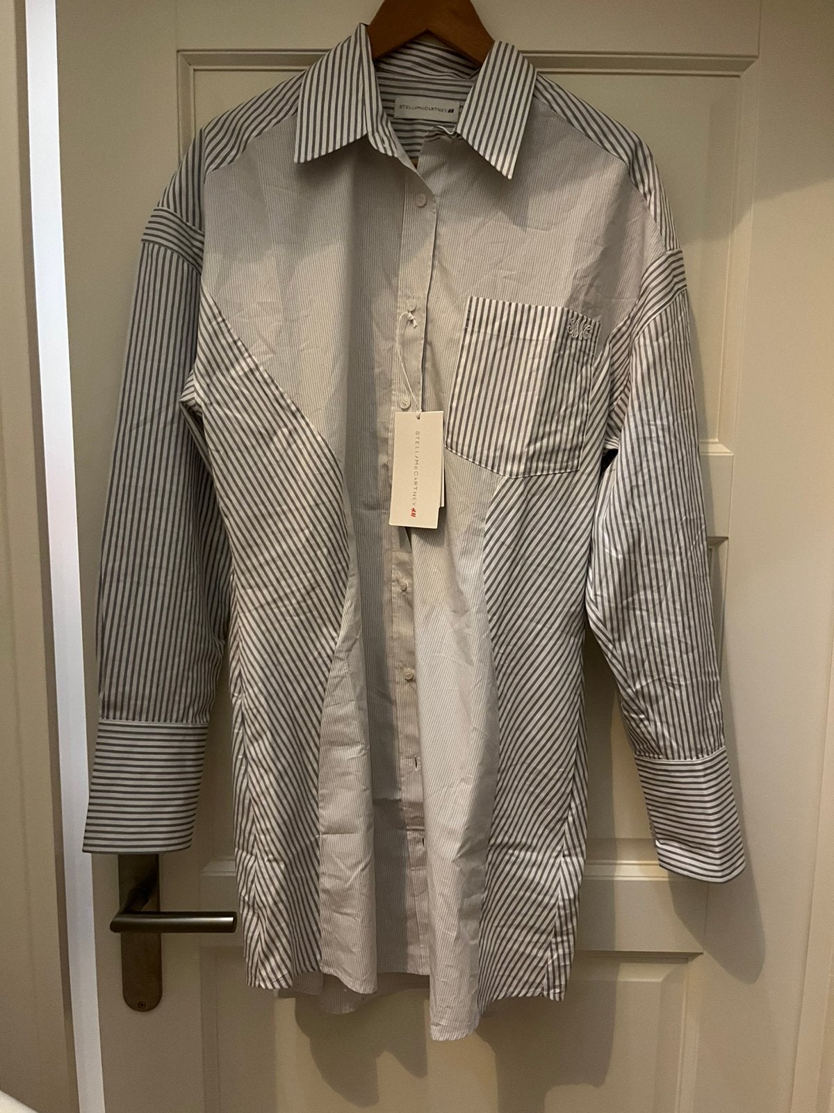 H&M x Stella McCartney overhemdjurk popeline maat M nieuw, Kleding | Dames, Ophalen of Verzenden, Zo goed als nieuw, Blauw, Boven de knie