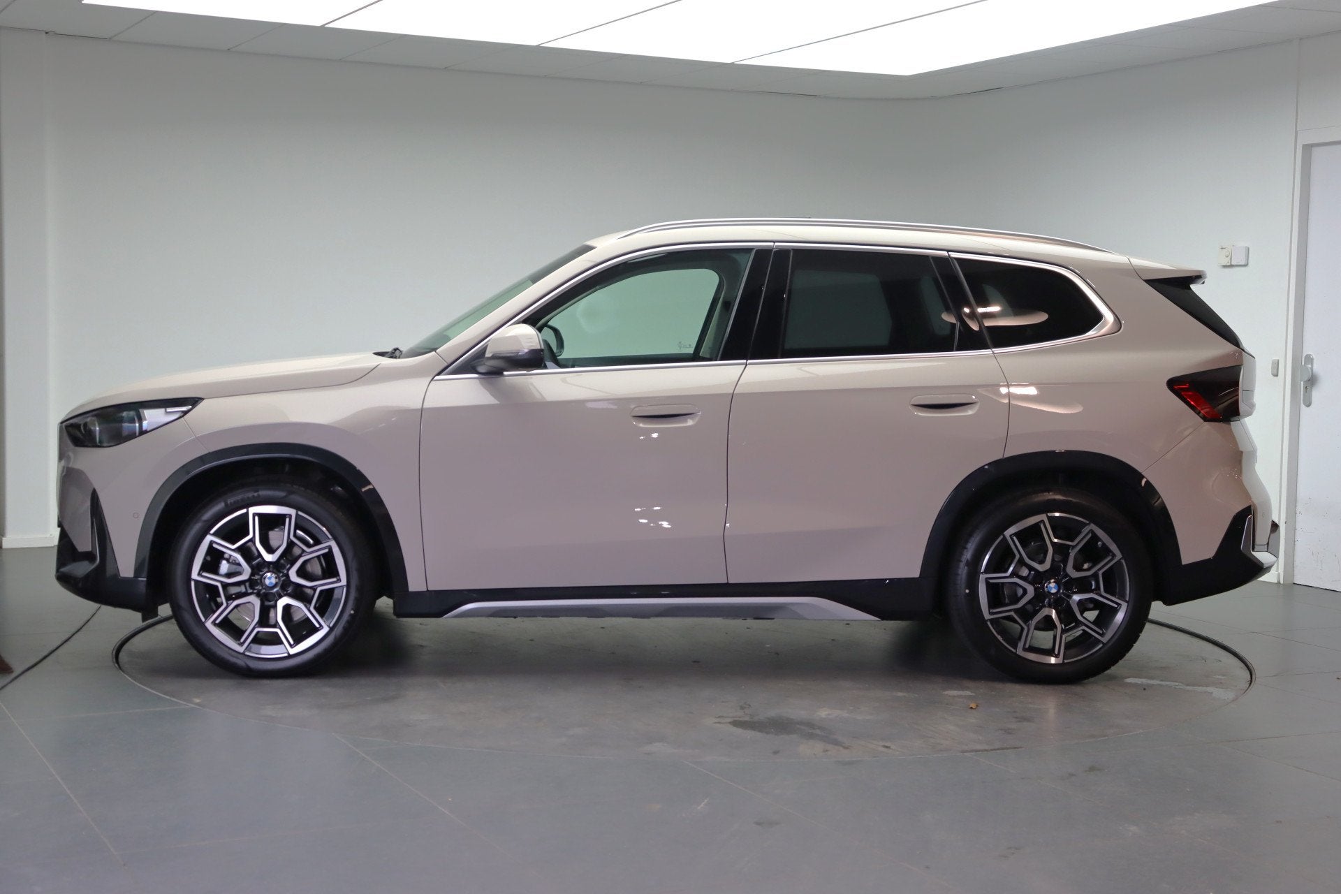 BMW iX1 xDrive30 xLine / Panoramadak / Adaptieve LED / Achte, Auto's, Automaat, Lederen bekleding, Zwart, Leder