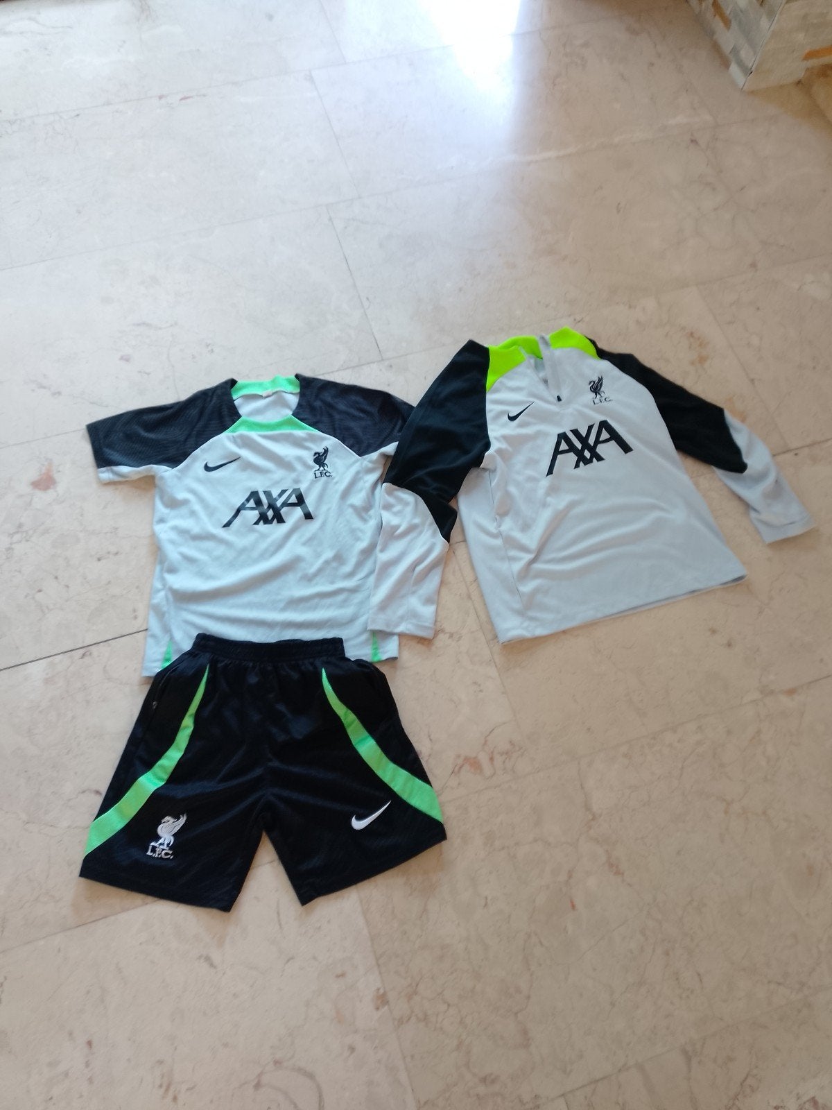 Liverpool trainingsset: shirt, korte broek en longsleeve, Nike, Ophalen of Verzenden, Zo goed als nieuw, Voetbal