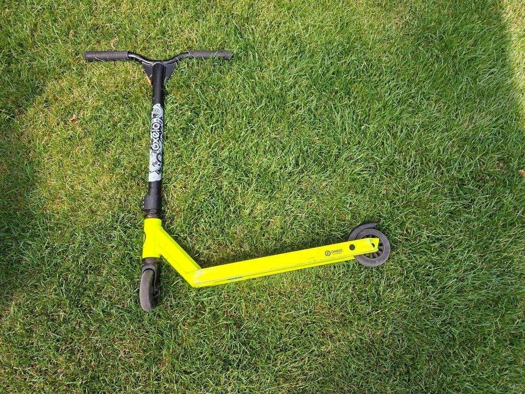 stuntstep neongeel- in zeer goede staat, Fietsen en Brommers, Ophalen, Zo goed als nieuw, Gewone step, Decathlon