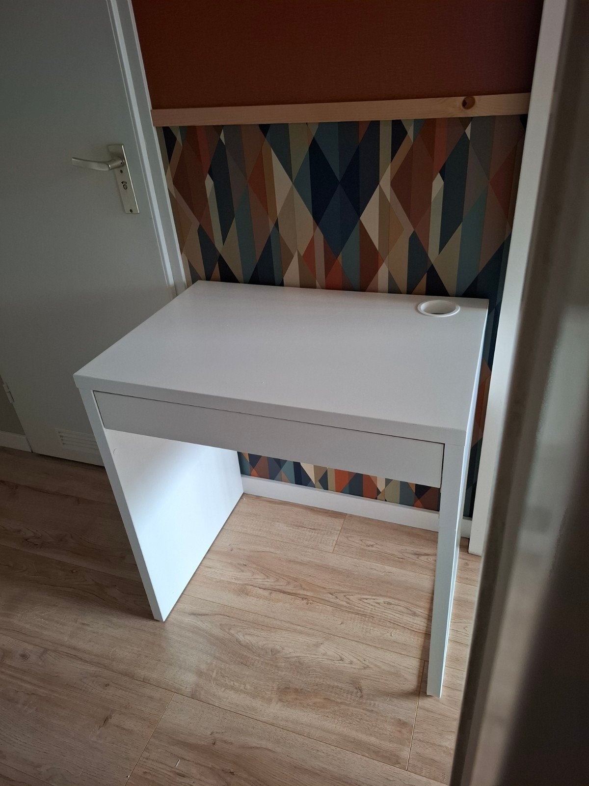 Wit bureautje Micke (Ikea) met lade en kabelgoot, Huis en Inrichting, Bureaus, Ophalen, Gebruikt, Spaanplaat of MDF, Kabelgoot