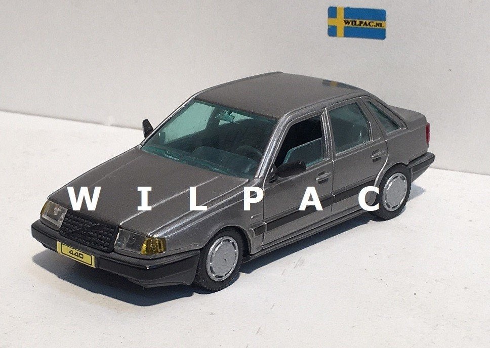 Volvo 440 1e type grijs metallic1:43 geproduceerd door. AHC., Hobby en Vrije tijd, Ophalen of Verzenden, Nieuw, Auto, Overige merken