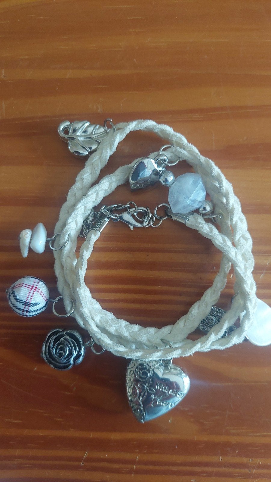 Wrap armbandje met bedels, Sieraden, Tassen en Uiterlijk, Overige materialen, Beige, Ophalen of Verzenden, Zo goed als nieuw