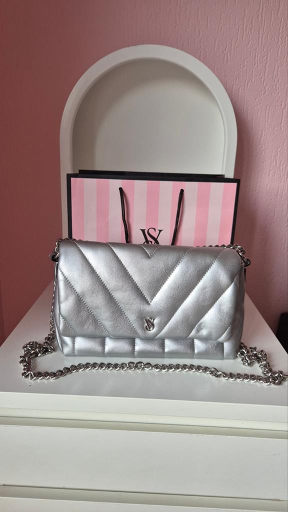 Nieuwe Victoria's Secret schoudertas - Zilver, Ophalen of Verzenden, Nieuw, Overige kleuren, Schoudertasje