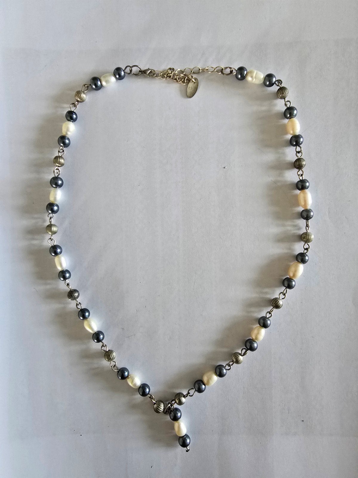 Elegante halsketting met parels en zilverkleurige kralen, Met hanger, Overige materialen, Gebruikt, Wit