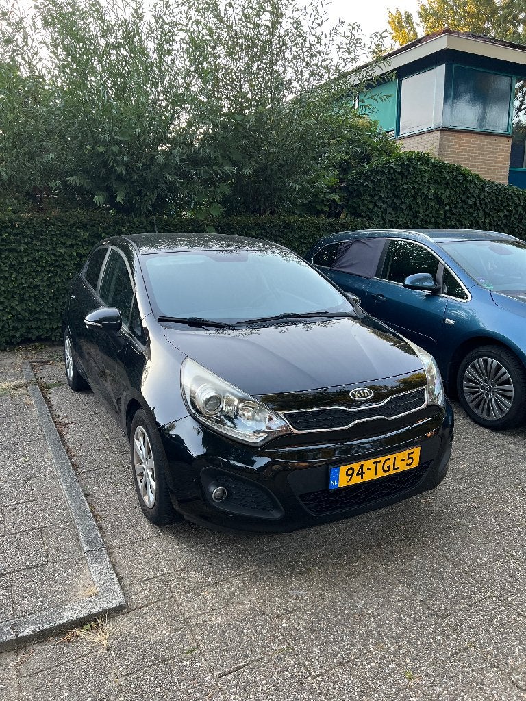 Kia Rio Plus Pack 1.2 I 5DRS 2012 Zwart - Nieuwe APK, 40 €/maand, 4 cilinders, Zwart, Origineel Nederlands