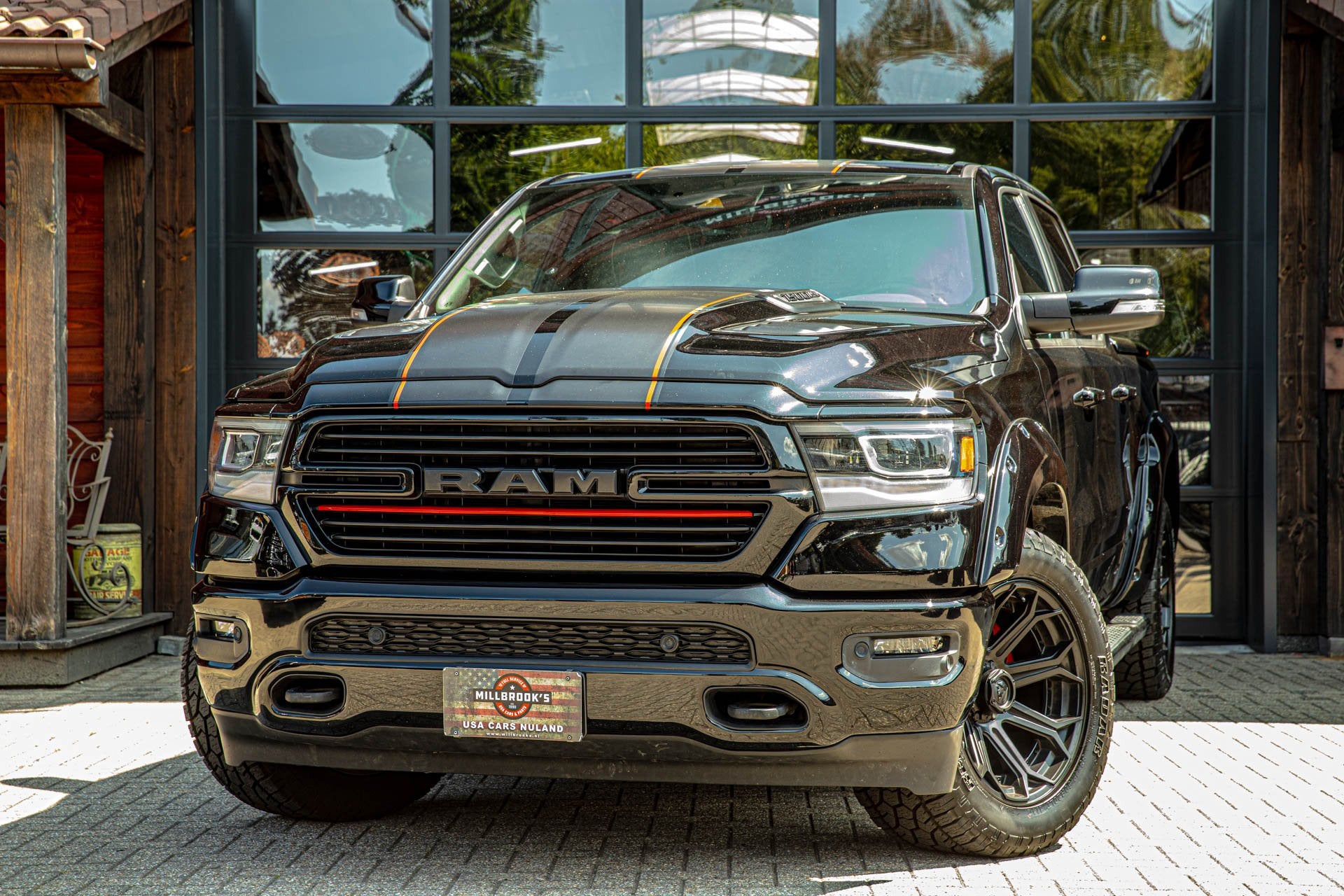 Dodge Ram 1500 5.7 V8 4x4 Crew Cab Laramie 1e eigenaar, Auto's, Automaat, Lichtsensor, Gebruikt, 5654 cc