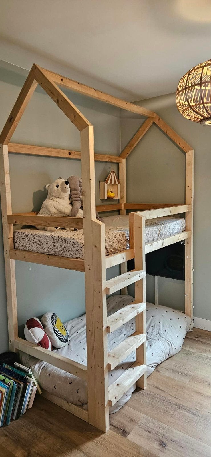Houten kinder stapelbed / huisjesbed met 2 matrassen 80x160, Tweepersoons, Zo goed als nieuw, 80 cm, Stapelbed