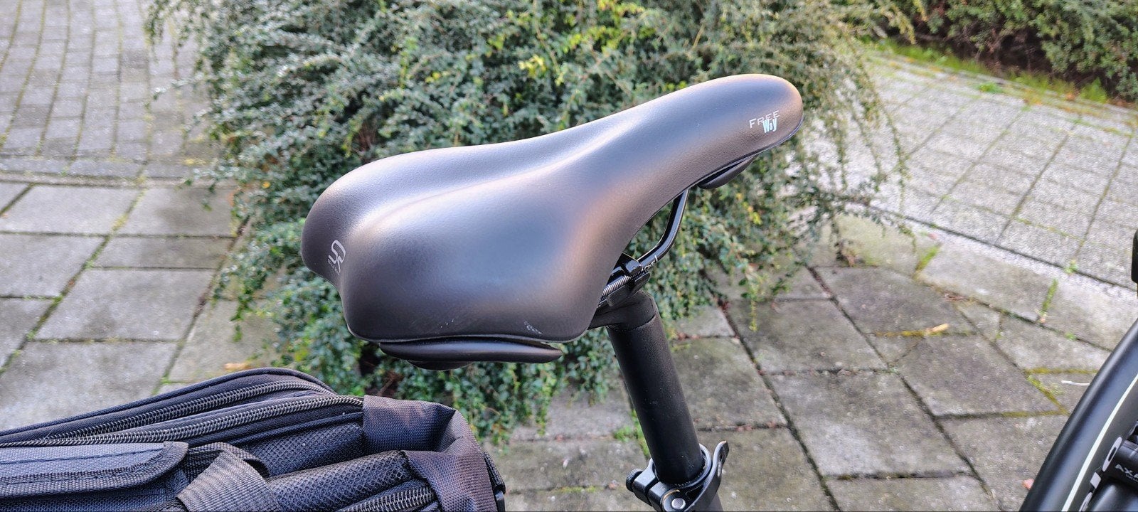 Foto 5 van prachtige zwarte electrische vouwfiets merk Qivelo Vogue