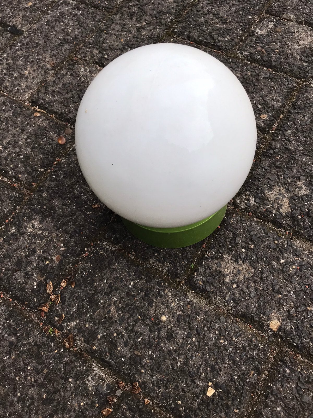 Melkwitte plafondlamp bolvorm , og retrogroene behuizing., Huis en Inrichting, Verzenden, Gebruikt