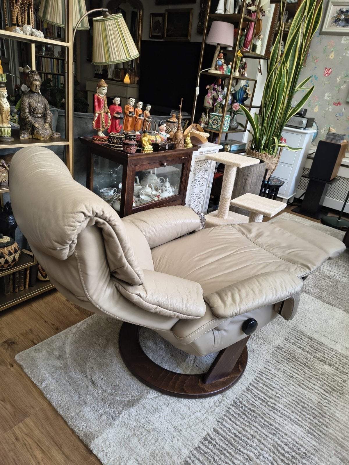 Comfortabele beige leren relaxfauteuil met draaivoet, Ophalen, Gebruikt, 50 tot 75 cm, Leer