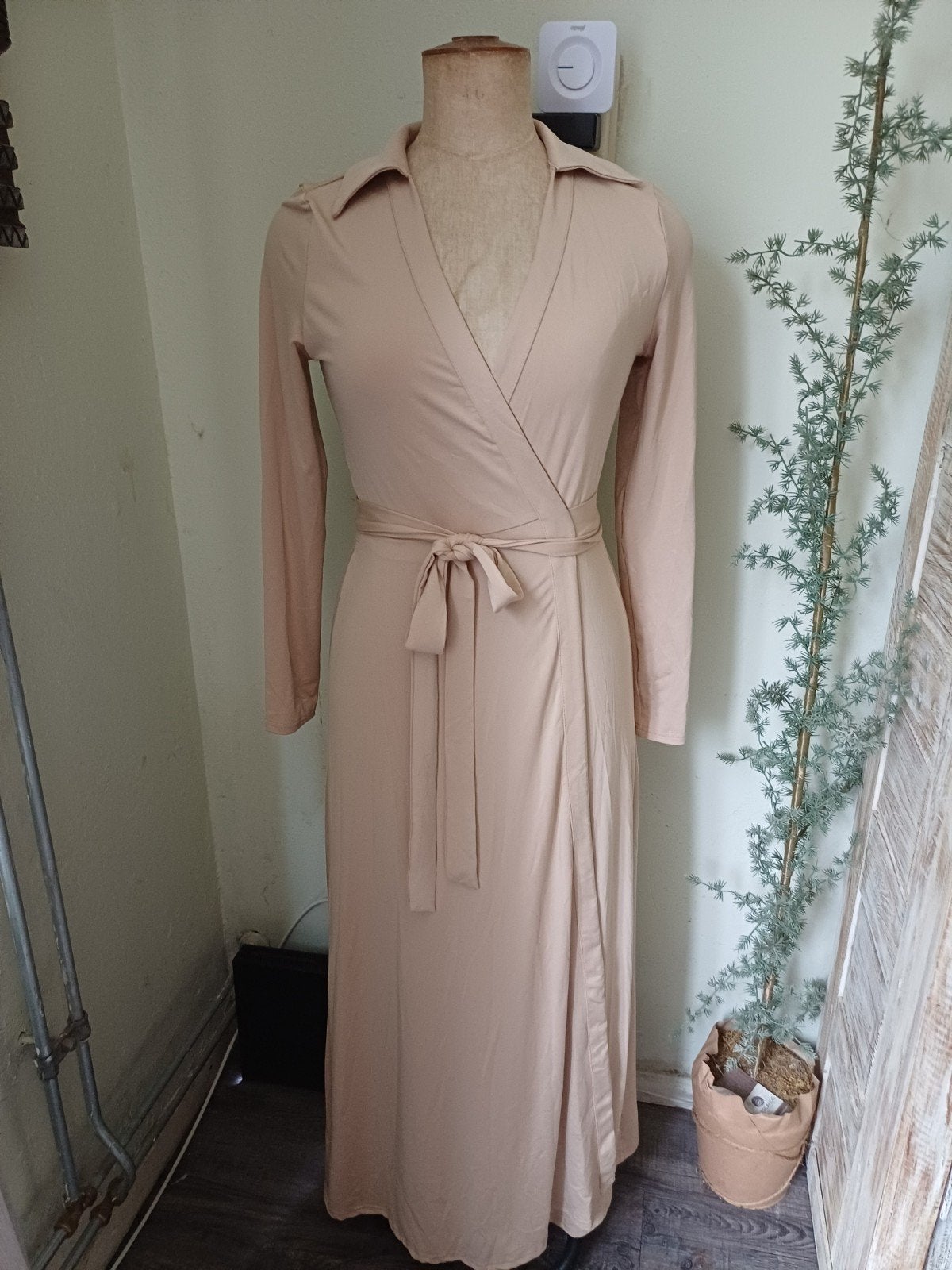 By Swan Maxi Wikkeljurk Beige Travelstof Maat M Nieuw, Kleding | Dames, Jurken, Maat 38/40 (M), Beige, Nieuw, Ophalen of Verzenden