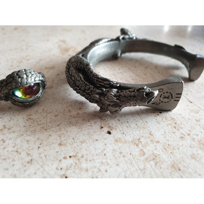 # Armband en ring. Beeltenis een draak en de ring het oog, Ophalen of Verzenden, Gebruikt, Overige kleuren, Overige materialen