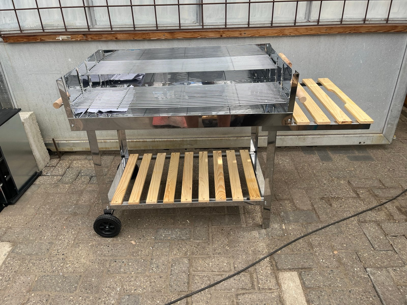 Roestvrijstalen BBQ met zijtafel en wielen, Ophalen, Zo goed als nieuw