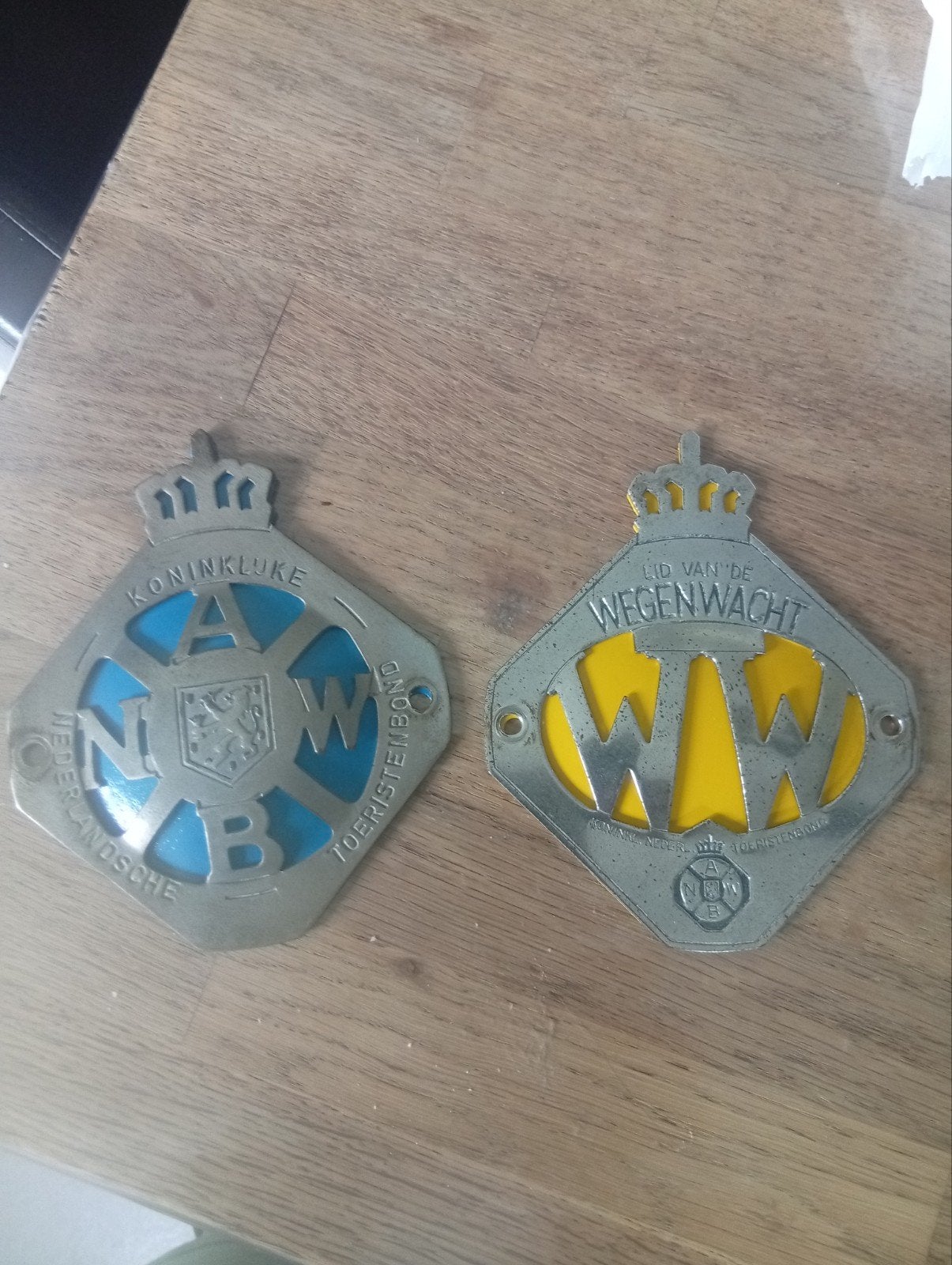 ANWB Wegenwacht emblemen (2 stuks), Ophalen of Verzenden, Gebruikt, Auto's