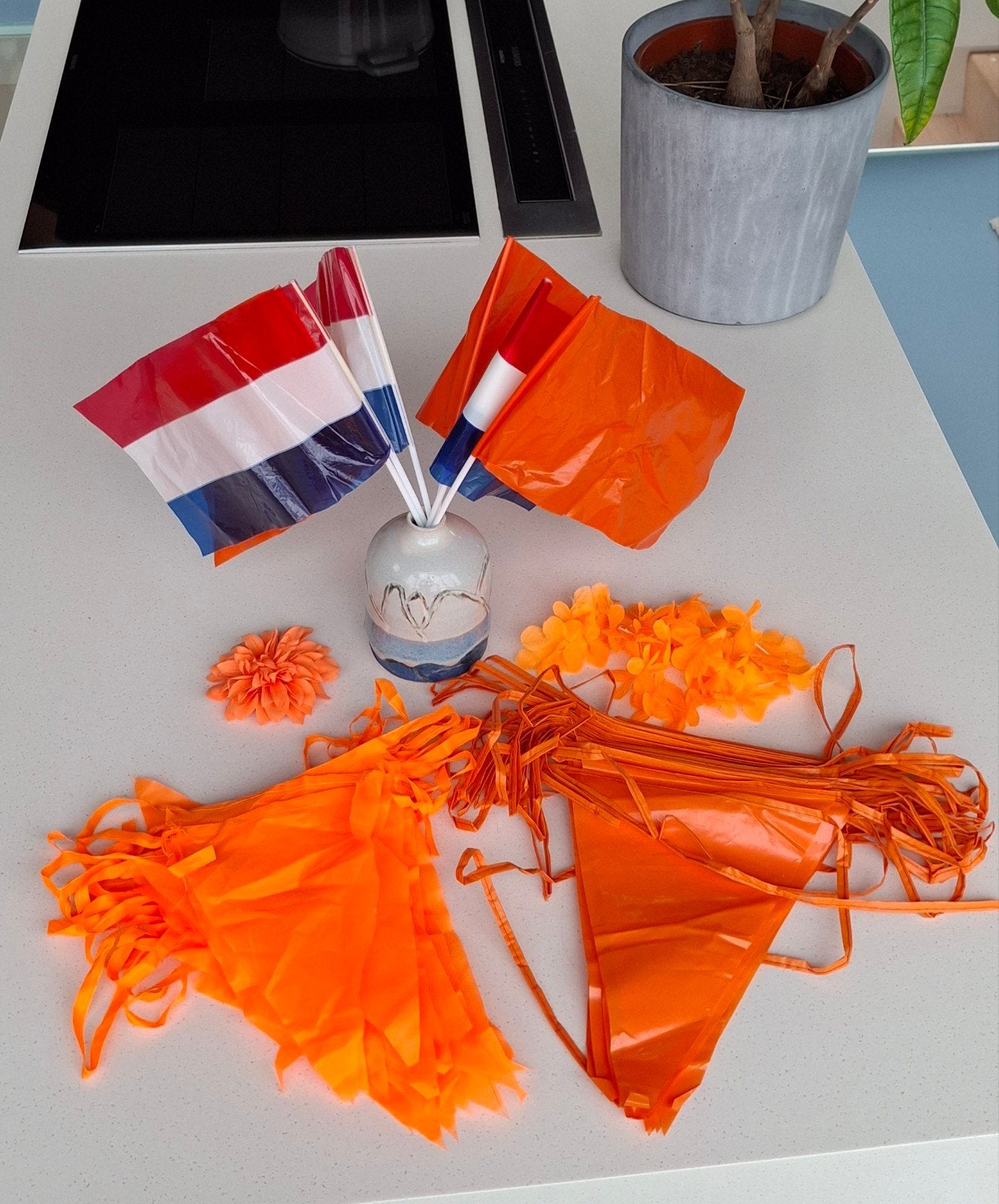 Oranje versiering: vlaggetjes, slinger en bloem, Ophalen of Verzenden, Overige binnenlandse clubs