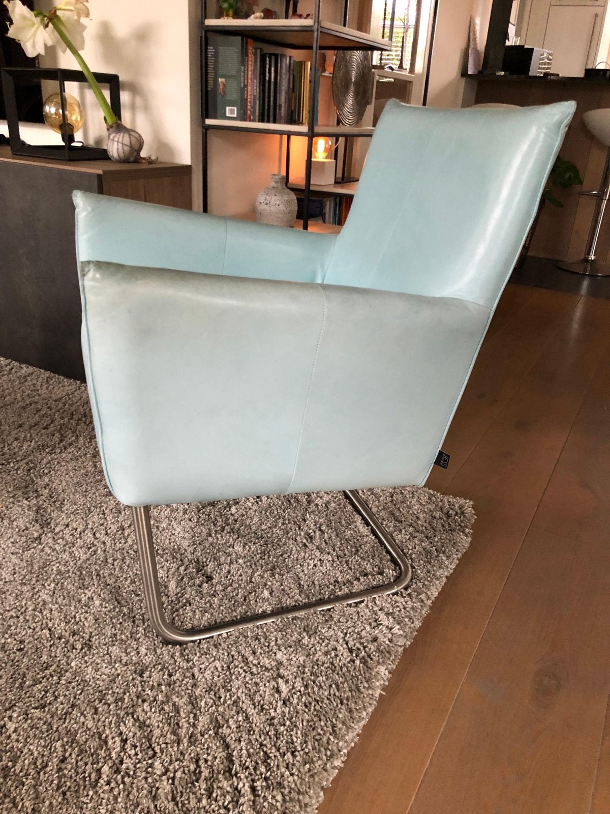 2 Lichtblauwe leren fauteuils met metalen onderstel, Huis en Inrichting, Ophalen, Gebruikt, Blauw, Leer