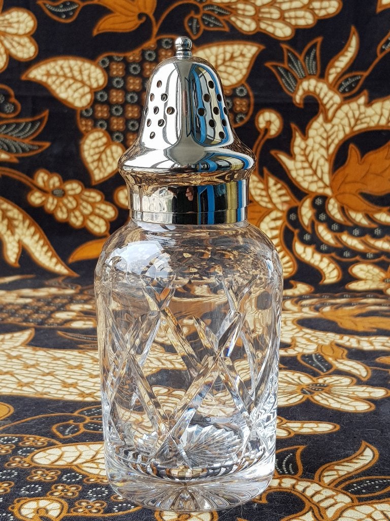 Antieke strooier uit Engeland van silverplate en kristal.