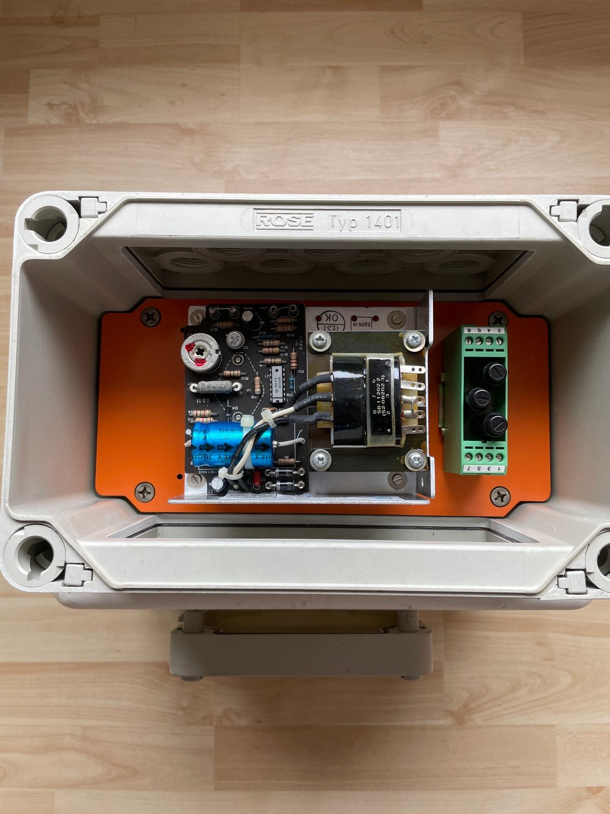 12 Volt, 1,7 Amp. gestabiliseerde voeding. (220-12V), Ophalen of Verzenden, Zo goed als nieuw