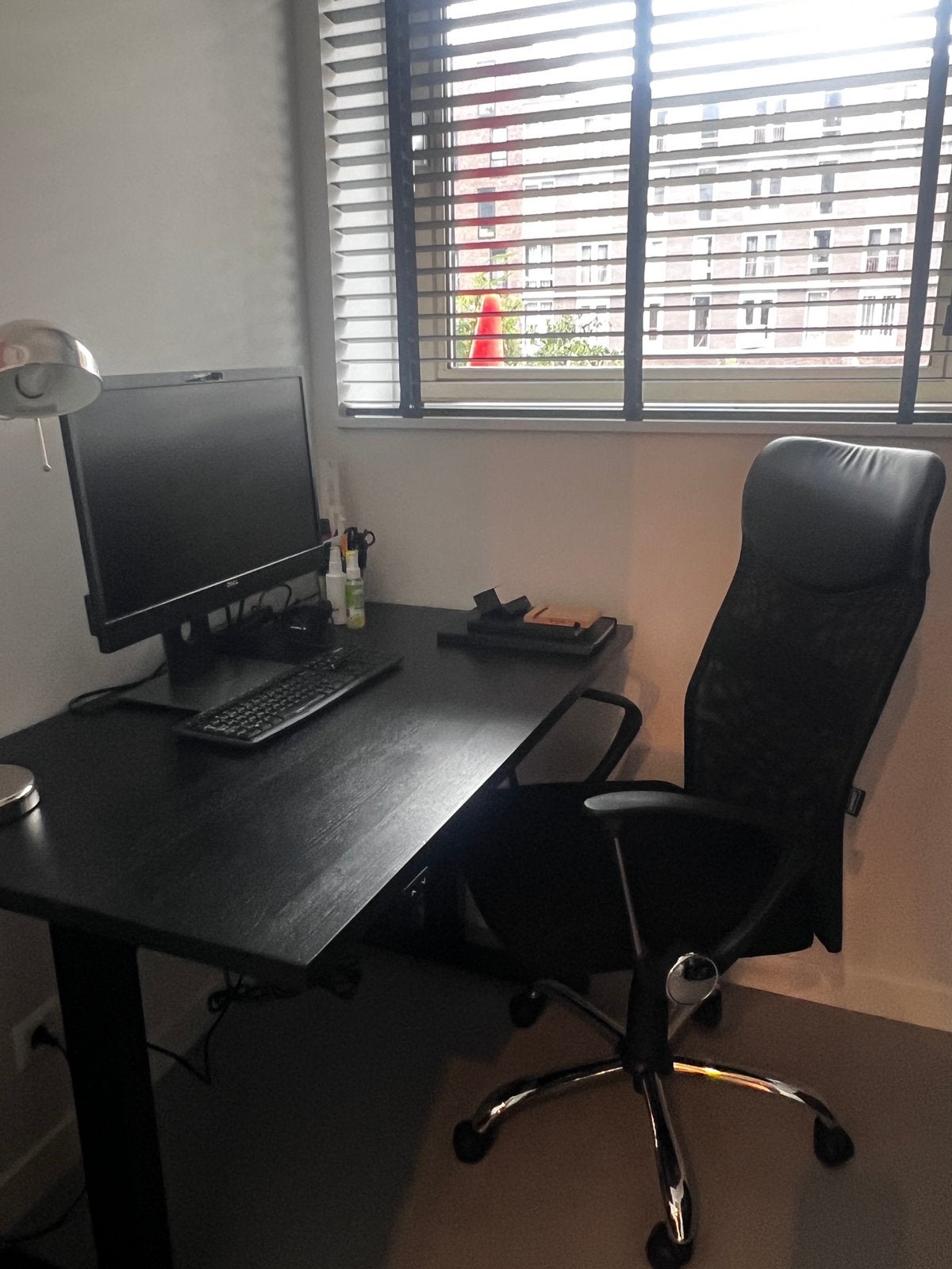 Electrisch verstelbaar bureau en bureaustoel, Huis en Inrichting, Ophalen, Zit-sta bureau, 120 cm, Zo goed als nieuw