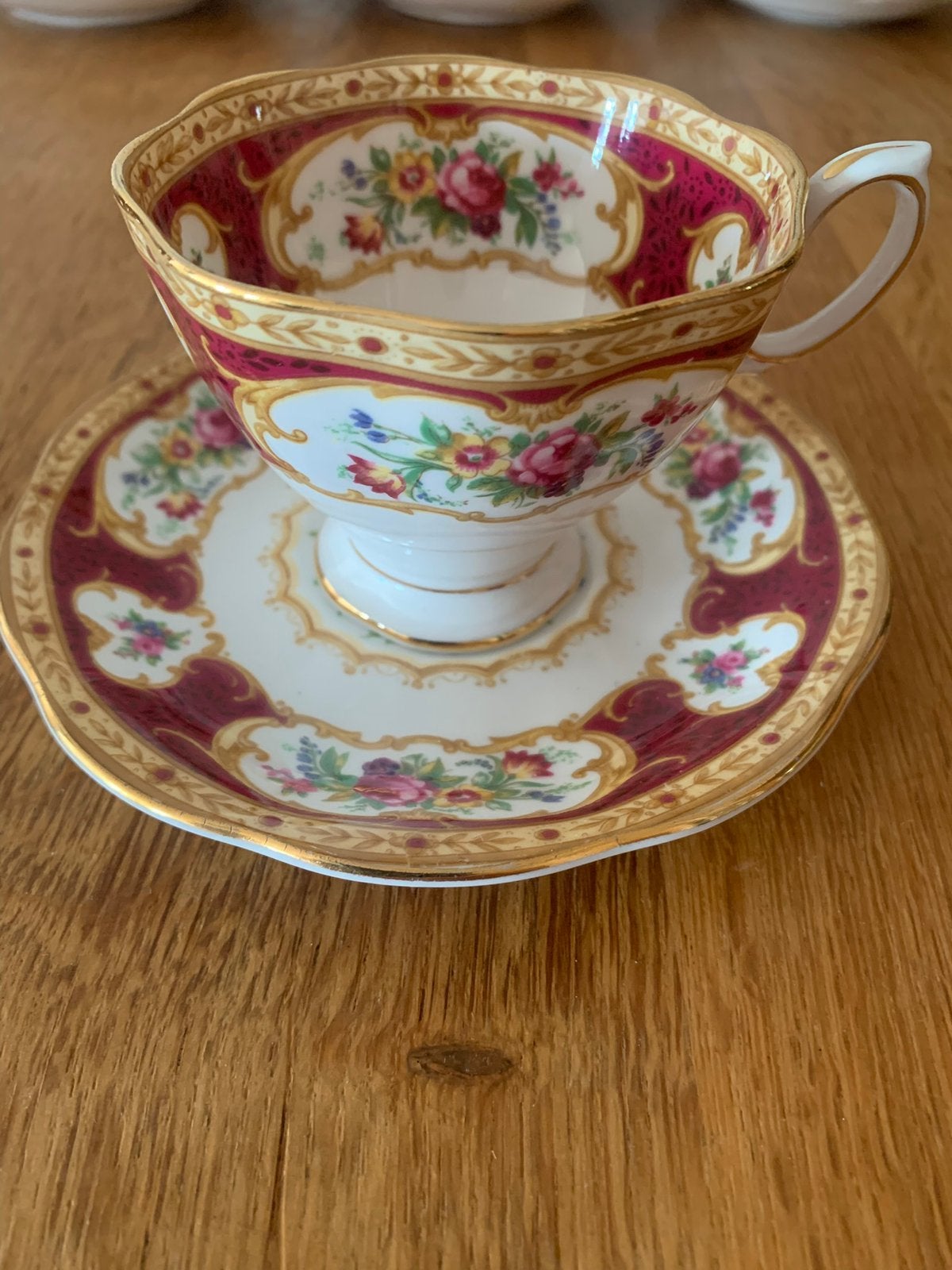 Kop en schotel Lady Hamilton - Royal Albert, Ophalen of Verzenden, Zo goed als nieuw, Porselein, Kop en/of schotel