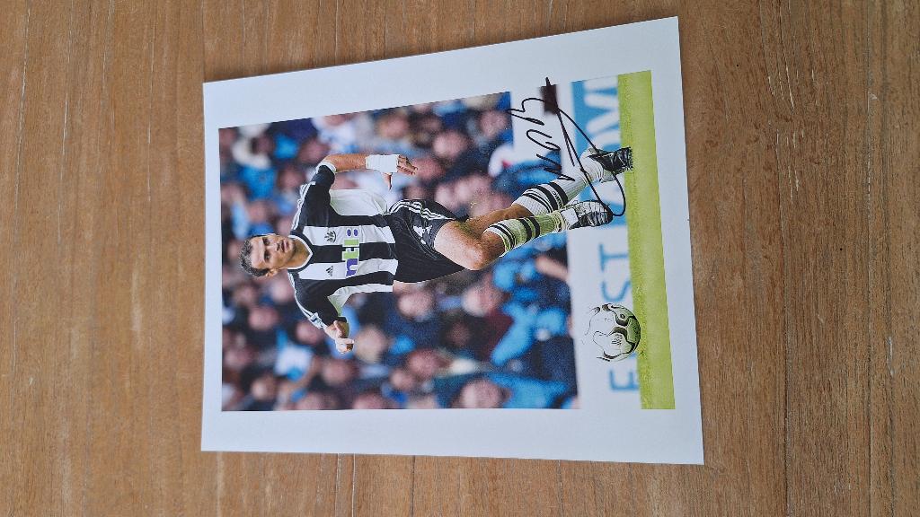 Foto 20x25 cm met handtekening; Nikos Dabizas # Newcastle, Ophalen of Verzenden, Nieuw, Buitenlandse clubs, Overige typen