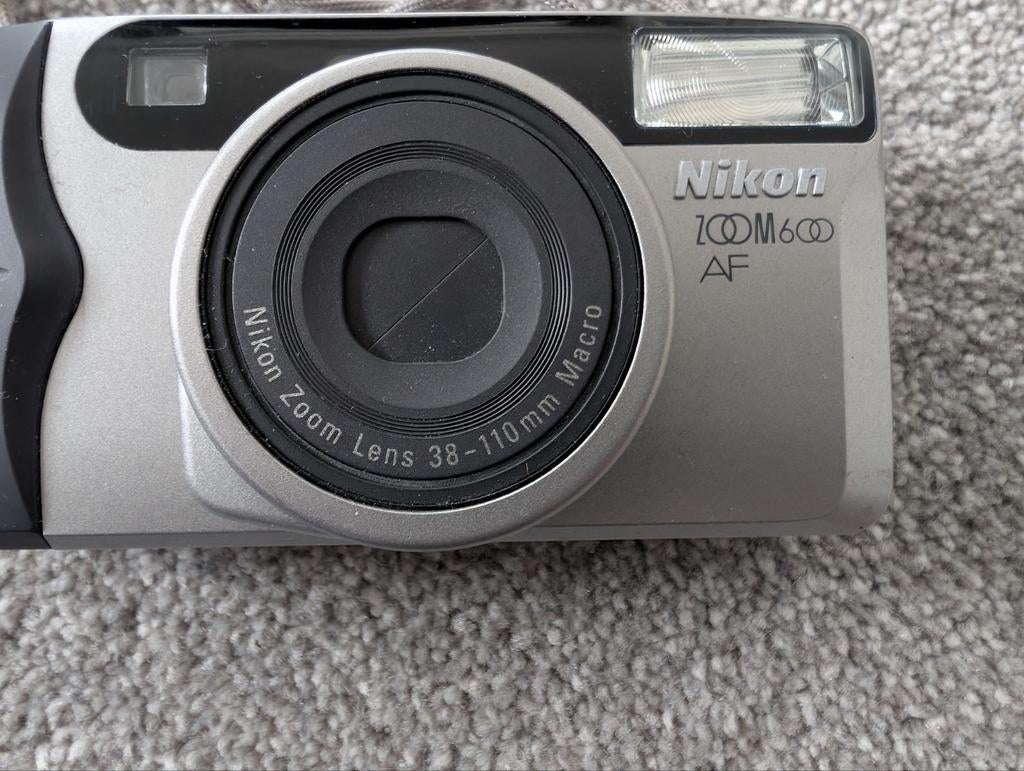 Analoge kleinbeeld Nikon Zoom 600 autofocus volledig werkend, Audio, Tv en Foto, Fotocamera's Analoog, Ophalen of Verzenden, Zo goed als nieuw