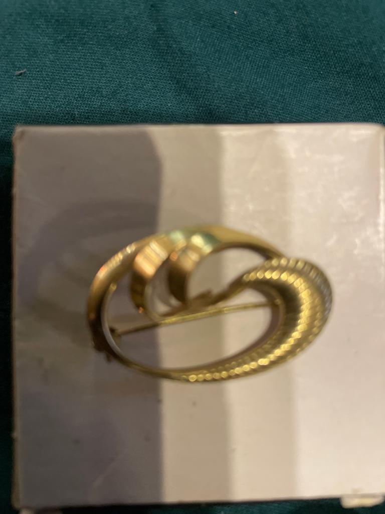 Karl lagerfeld Vintage Gouden Broche - Elegant Design, Sieraden, Tassen en Uiterlijk, Broches, Ophalen of Verzenden, Zo goed als nieuw