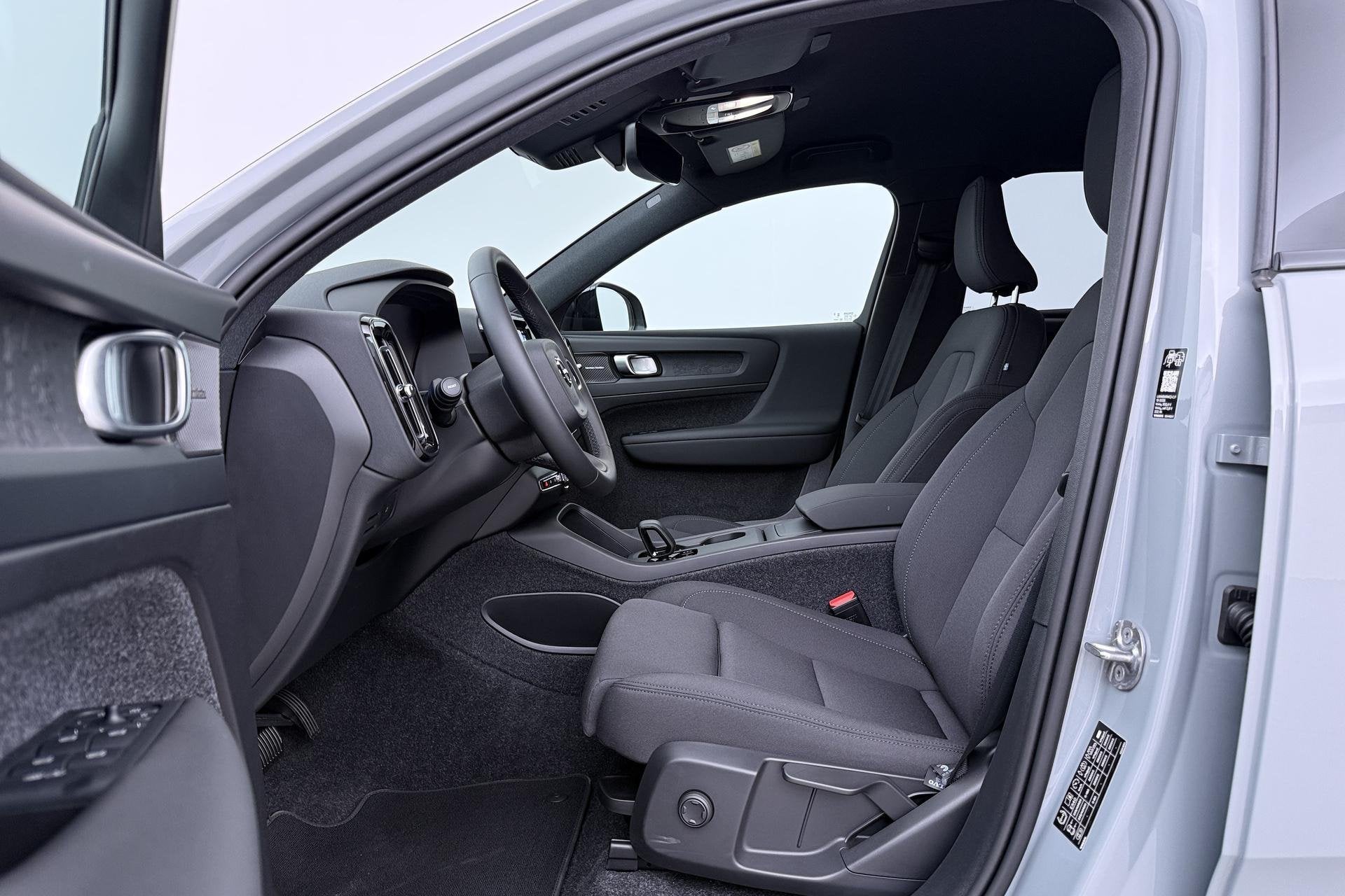 Volvo EX40 Twin Motor Plus Black Edition 82 kWh | 409 PK! |, Auto's, Volvo, Automaat, Stof, Gebruikt, 82 kWh