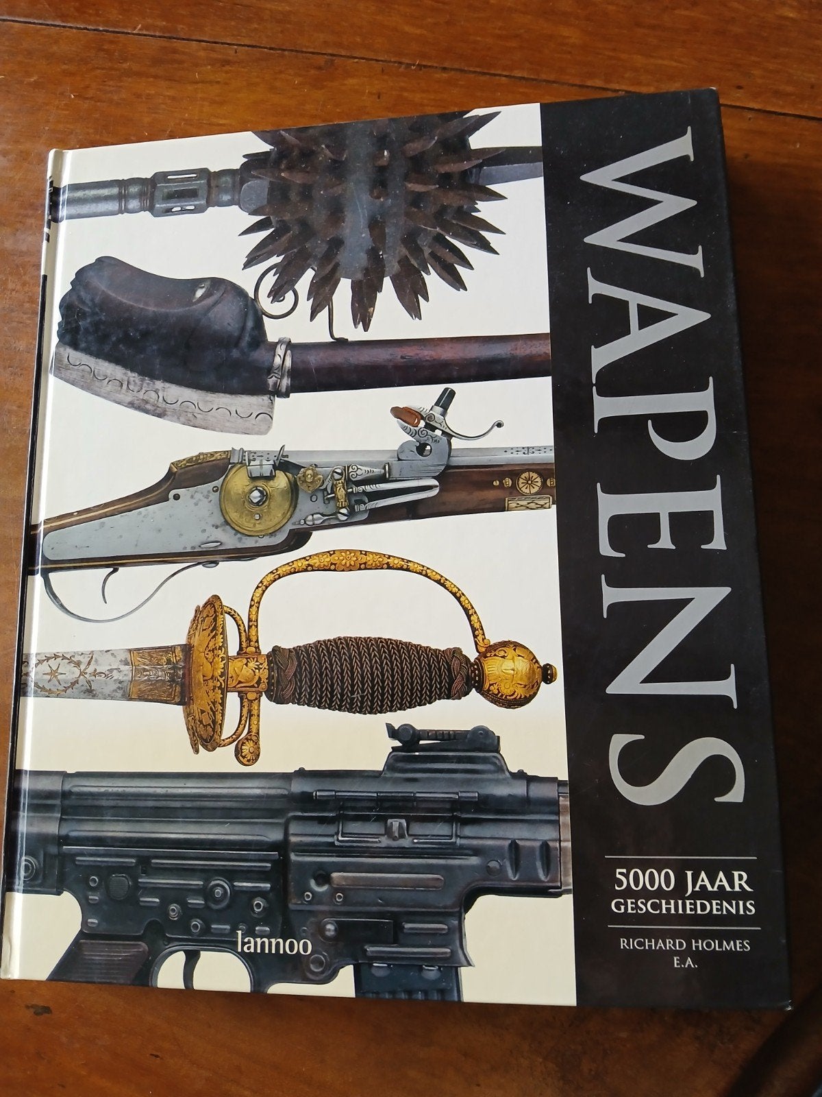WD015: Wapens door de eeuwen heen - Geïllustreerd, Ophalen of Verzenden, 20e eeuw of later, Zo goed als nieuw, Onbekend