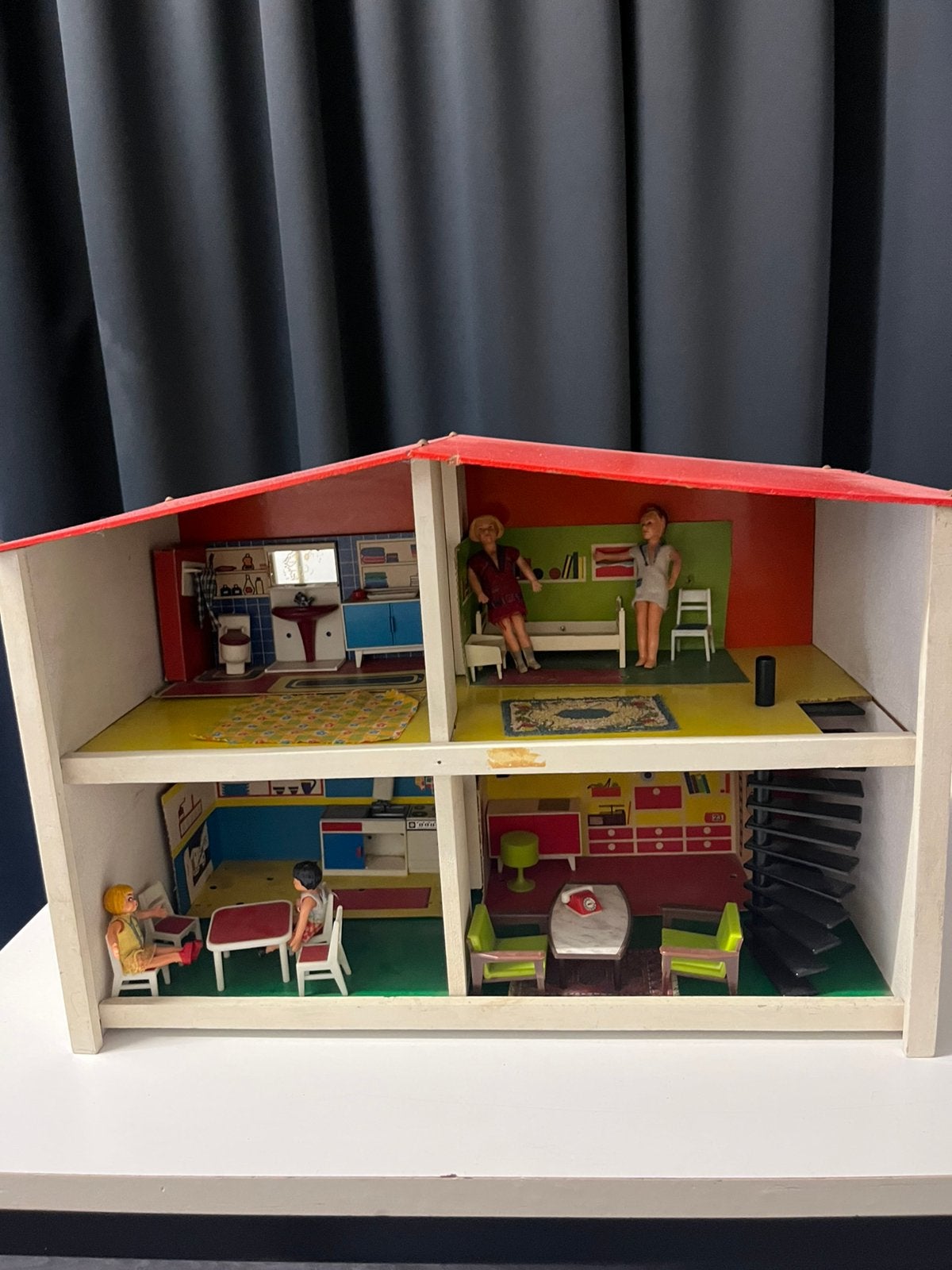 Poppenhuis compleet ingericht uit de jaren 70, Verzamelen, Poppenhuizen en Toebehoren, Ophalen of Verzenden, Zo goed als nieuw