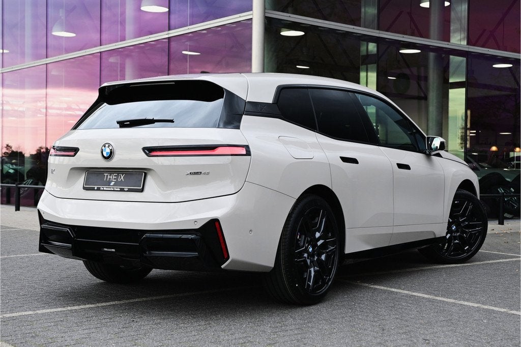 BMW iX xDrive45 M Sport / Panoramadak Sky Lounge / Trekhaak, Auto's, BMW, Automaat, IX, SUV of Terreinwagen, Sound system