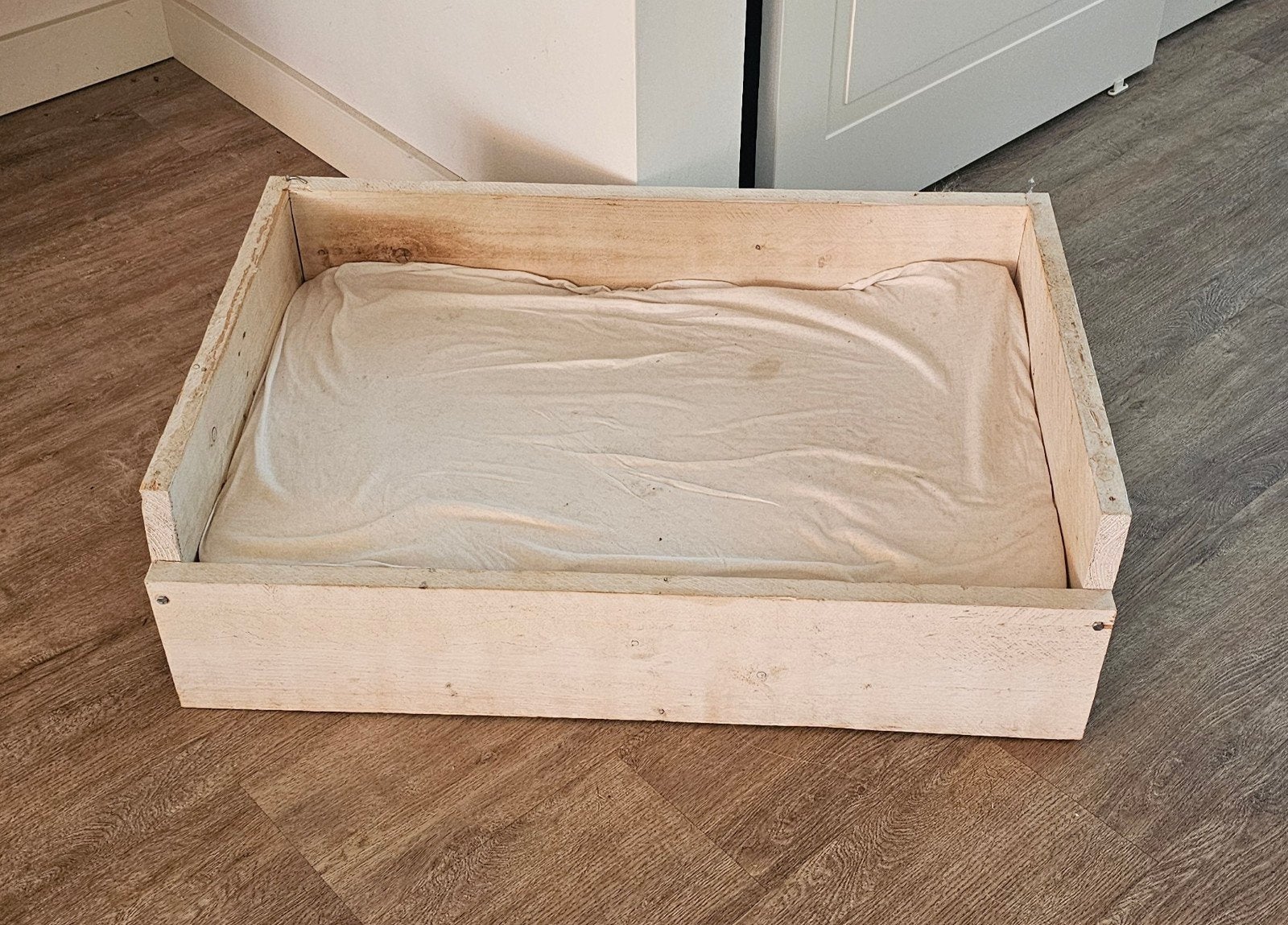 Steigerhouten hondenmand met kussen, Ophalen, Gebruikt